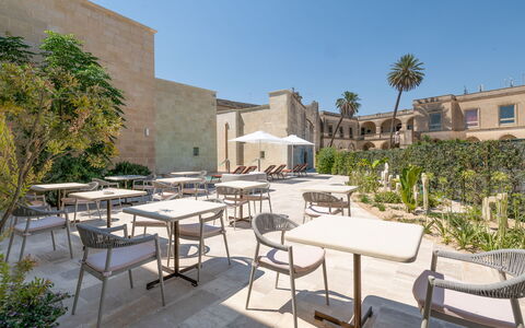 Palazzo Corte Dei Granai: Binnenplaats, Hacienda, Landgoed, Landscaping, Tuin, Schaduw, Stoel, Werf, Hotel