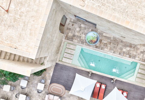 Palazzo Corte Dei Granai: Zwembad, Samengesteld Materiaal, Appartement, Buitenmeubels, Toevlucht, Hotel, Ligstoel, Binnenplaats, Villa, Tegel