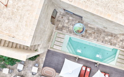 Palazzo Corte Dei Granai: Zwembad, Samengesteld Materiaal, Appartement, Buitenmeubels, Toevlucht, Hotel, Ligstoel, Binnenplaats, Villa, Tegel