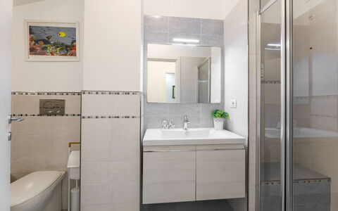 La Rondine Apartment: Loodgieterswerkinrichting, Wastafel, Badkamer, Wastafel In De Badkamer, Interieur Ontwerp, Flooring, Verdieping, Kraan, Spiegel, Loodgieter