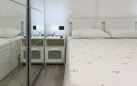 Casa Nina Seconda - Sanremo: Meubilair, Bed, Interieur Ontwerp, Slaapkamer, Flooring, Verdieping, Bedding, Laken, Kamer, Textiel