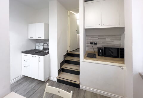 Casa Nina Seconda - Sanremo: Hout, Flooring, Interieur Ontwerp, Verdieping, Appartement, Kamer, Plafond, Houten Vloer, Keuken, Major Appliance