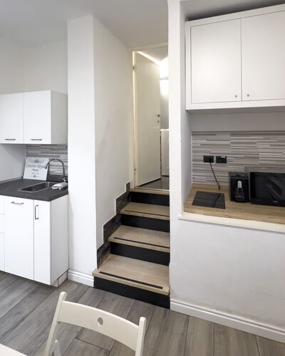 Casa Nina Seconda - Sanremo: Hout, Flooring, Interieur Ontwerp, Verdieping, Appartement, Kamer, Plafond, Houten Vloer, Keuken, Major Appliance