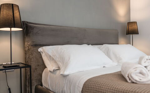 Santo Stefano Raro Rooms Collection: Bed, Slaapkamer, Meubilair, Bedding, Laken, Linens, Interieur Ontwerp, Kussen Gooien, Verdieping, Hoofdkussen