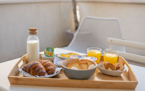 Santo Stefano Raro Rooms Collection: Voedsel, Tableware, Serveware, Meubilair, Tafel, Dishware, Drinkware, Ontbijt, Ingrediënt