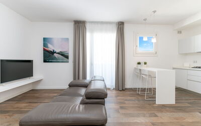 Suite Aria - Raro Rooms Collection - Santo Stefano: Flooring, Verdieping, Interieur Ontwerp, Meubilair, Houten Vloer, Hout, Plafond, Woonkamer, Appartement, Laminaatvloer