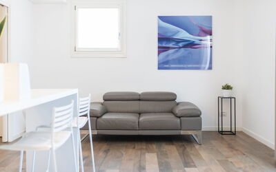 Suite Acqua - Raro Rooms Collection - Santo Stefan: Meubilair, Interieur Ontwerp, Flooring, Verdieping, Muur, Hout, Houten Vloer, Bankstel, Woonkamer, Huis