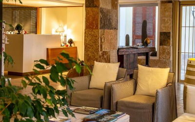 Suite Fuoco - Raro Rooms Collection - Santo Stefan: Meubilair, Interieur Ontwerp, Muur, Flooring, Hout, Verdieping, Plafond, Kamer, Verlichting, Woonkamer