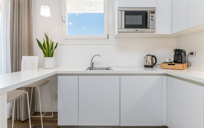 Suite Terra - Raro Rooms Collection - Santo Stefan: Keuken, Countertop, Meubilair, Interieur Ontwerp, Toestel Van De Keuken, Cabinetry, Hout, Flooring, Major Appliance, Kamer