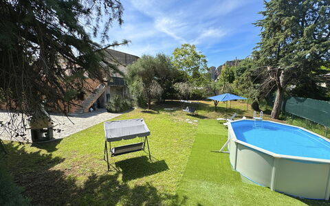 Il Volo Del Nibbio: Zwembad, Tuin, Schaduw, Gazon, Backyard, Landscaping, Werf, Landgoed, Kunstgras, Hacienda