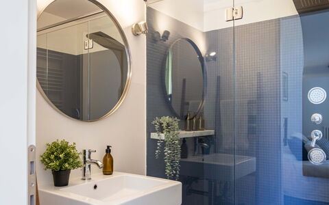 Green Suite Florence: Badkamer, Loodgieterswerkinrichting, Interieur Ontwerp, Spiegel, Wastafel In De Badkamer, Flooring, Verdieping, Wastafel, Lichte Inrichting, Verlichting