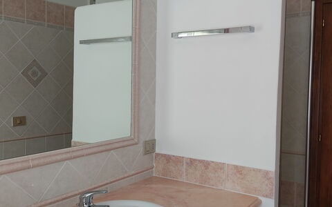 Belvedere Apartment Ac, Budoni: Wastafel In De Badkamer, Loodgieterswerkinrichting, Wastafel, Muur, Spiegel, Interieur Ontwerp, Badkamer, Flooring, Kraan, Badkamerkast