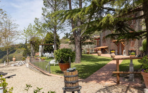 Agriturismo Casa Da Pietro: Bloempot, Tuin, Werf, Kamerplant, Landscaping, Stoel, Backyard, Binnenplaats, Hacienda