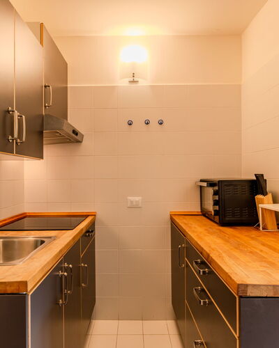 Vallesinella: Countertop, Keuken, Flooring, Cabinetry, Interieur Ontwerp, Verdieping, Hout, Plafond, Toestel Van De Keuken, Major Appliance