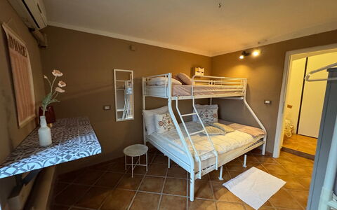 Cottage Wisteria: Meubilair, Slaapkamer, Bed, Interieur Ontwerp, Verdieping, Flooring, Bedding, Laken, Kamer, Plafond