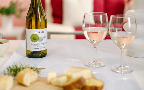 Movie Suite Jesi: Voedsel, Tableware, Fles, Ingrediënt, Barware, Drinkware, Glazen Fles