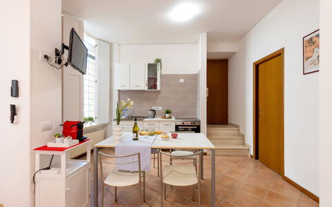 Movie Suite Jesi: Meubilair, Interieur Ontwerp, Hout, Flooring, Keuken, Verdieping, Stoel, Kamer, Tafel, Toestel Van De Keuken