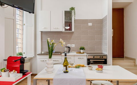 Movie Suite Jesi: Meubilair, Interieur Ontwerp, Keuken, Flooring, Hout, Toestel Van De Keuken, Major Appliance, Verdieping, Stoel, Huishoudapparatuur