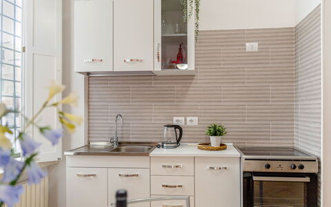 Movie Suite Jesi: Keuken, Countertop, Toestel Van De Keuken, Cabinetry, Major Appliance, Meubilair, Hout, Interieur Ontwerp, Gootsteen, Huis