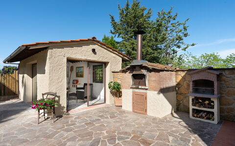 Villa Gori: Huis, Verblijf, Huis, Deur, Bloempot, Flagstone, Tuin, Schaduw, Kamerplant