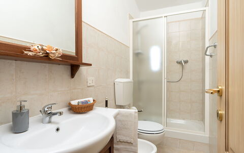 Villa Gori: Flooring, Wastafel In De Badkamer, Interieur Ontwerp, Verdieping, Loodgieterswerkinrichting, Badkamer, Wastafel, Toilet, Wc Bril, Meubilair