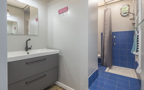 Central Cozy Nest With Parking, Bogliasco: Flooring, Verdieping, Loodgieterswerkinrichting, Muur, Badkamer, Badkamerkast, Wastafel In De Badkamer, Interieur Ontwerp, Wastafel, Loodgieter