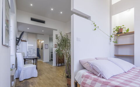 Central Cozy Nest With Parking, Bogliasco: Meubilair, Interieur Ontwerp, Flooring, Verdieping, Kamer, Hout, Slaapkamer, Plafond, Bed, Textiel