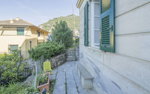 Central Cozy Nest With Parking, Bogliasco: Muur, Samengesteld Materiaal, Deur, Beton, Schaduw, Kamerplant, Flagstone, Bloempot, Balkon, Trap