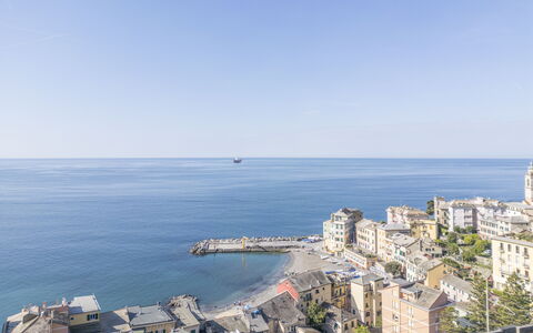 Central Cozy Nest With Parking, Bogliasco: Blauw, Water, Zwemwater, Watervoorraden, Horizon, Kust, Zee, Kust En Oceanic Landvormen, Stad, Waterweg