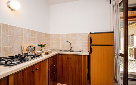 Casa Alloro, Ac, Wifi, Narni: Hout, Keuken, Countertop, Major Appliance, Interieur Ontwerp, Toestel Van De Keuken, Gootsteen, Cabinetry, Beits, Wastafel