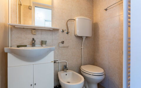 Sanremo 717: Badkamer, Loodgieterswerkinrichting, Wastafel In De Badkamer, Wastafel, Flooring, Verdieping, Toilet, Interieur Ontwerp, Wc Bril, Kraan