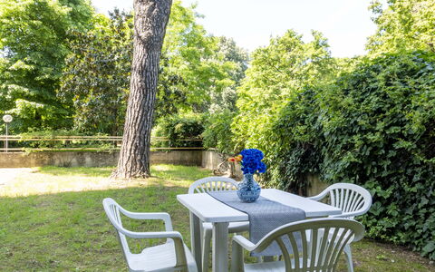Suite Vogel: Meubilair, Buitenmeubels, Stoel, Schaduw, Tuin, Buitentafel, Gazon, Backyard, Werf, Landscaping
