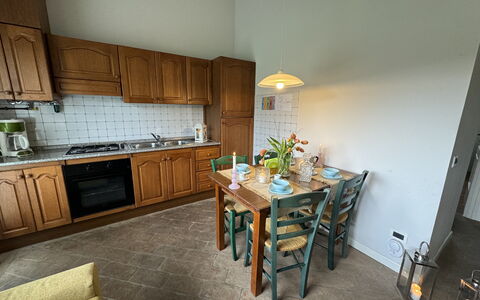 Green Hills 13: Flooring, Meubilair, Keuken, Countertop, Interieur Ontwerp, Verdieping, Cabinetry, Hout, Toestel Van De Keuken, Plafond