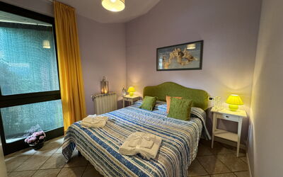 Alfa 5: Meubilair, Slaapkamer, Bed, Interieur Ontwerp, Kamer, Laken, Linens, Bedding, Verdieping, Flooring