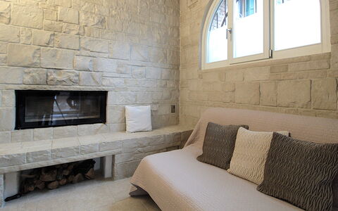 Design Loft, Romantic Retreat, Feltre: Muur, Flooring, Interieur Ontwerp, Verdieping, Stenen Muur, Meubilair, Bankstel, Plafond, Woonkamer, Kamer