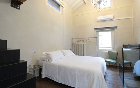 Design Loft, Romantic Retreat, Feltre: Muur, Interieur Ontwerp, Verdieping, Flooring, Hout, Plafond, Meubilair, Bed, Slaapkamer, Verlichting