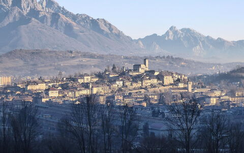 Design Loft, Romantic Retreat, Feltre: Bergachtig Landvormen, Heuvel, Berg, Stedelijk Gebied, Stad,  Dorf\, Woongebied, Dak, Landschap, Heuvel Station