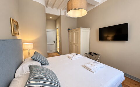 Via Roma 39: Slaapkamer, Bed, Laken, Bedding, Interieur Ontwerp, Verdieping, Meubilair, Bed Frame, Kamer, Linens