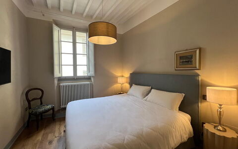 Via Roma 39: Bed, Slaapkamer, Bedding, Laken, Hout, Interieur Ontwerp, Meubilair, Verdieping, Flooring, Plafond
