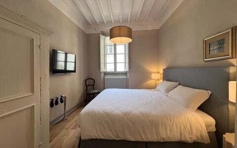 Via Roma 39: Interieur Ontwerp, Hout, Slaapkamer, Bed, Plafond, Verdieping, Meubilair, Flooring, Laken, Bedding
