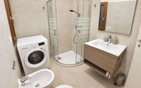 Harmony - Holiday and Workation: Badkamer, Loodgieterswerkinrichting, Flooring, Wastafel, Interieur Ontwerp, Wastafel In De Badkamer, Verdieping, Toilet, Kraan, Badkamerkast