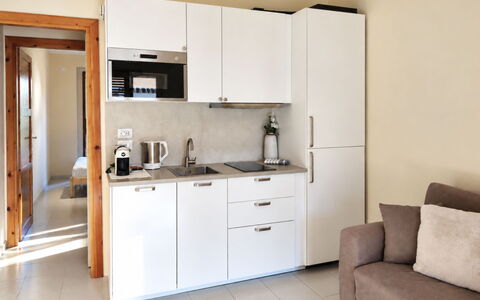 Harmony - Holiday and Workation: Meubilair, Cabinetry, Interieur Ontwerp, Flooring, Hout, Countertop, Verdieping, Kamer, Major Appliance, Keuken
