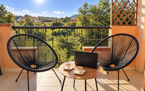 Harmony - Holiday and Workation: Meubilair, Buitenmeubels, Stoel, Buitentafel, Beits, Balkon, Schaduw, Hardwood, Armleuning, Koffietafel