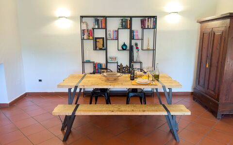Casa Delle Chicche - Imperia: Meubilair, Flooring, Hout, Tafel, Interieur Ontwerp, Verdieping, Keuken En Eettafel, Kamer, Eetkamer, Stoel