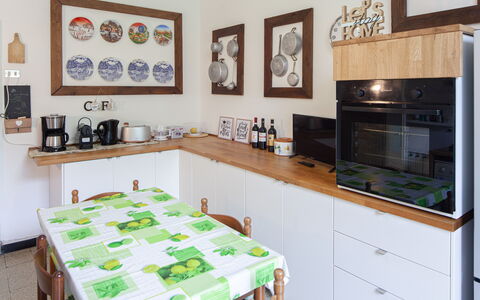 Corso Roma 15 Vacanze - Levanto: Toestel Van De Keuken, Keuken, Countertop, Major Appliance, Interieur Ontwerp, Meubilair, Hout, Cabinetry, Flooring, Small Appliance