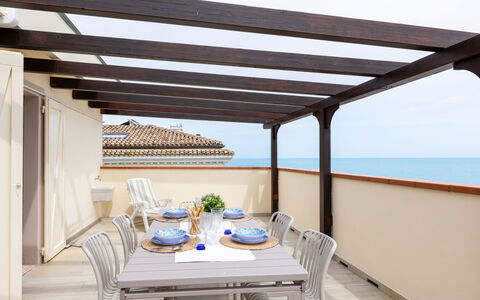 La Terrazza Sul Conero: Meubilair, Interieur Ontwerp, Buitenmeubels, Verdieping, Plafond, Schaduw, Stoel, Outdoor Structuur, Balkon, Toevlucht