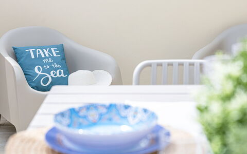 La Terrazza Sul Conero: Meubilair, Stoel, Comfort, Serveware, Dishware, Porselein, Woonkamer, Kussen Gooien, Kamerplant, Plastic