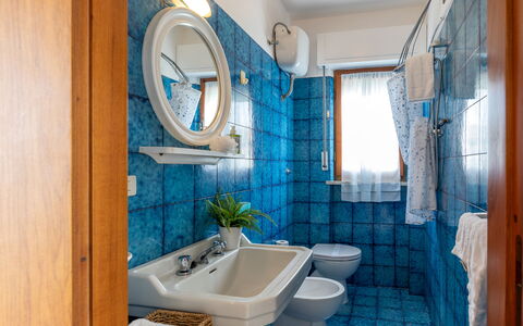 La Terrazza Sul Conero: Blauw, Interieur Ontwerp, Flooring, Verdieping, Loodgieterswerkinrichting, Kamer, Tegel, Wastafel, Kraan, Badkamer