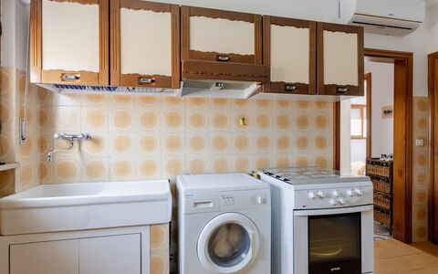 La Terrazza Sul Conero: Major Appliance, Hout, Flooring, Interieur Ontwerp, Toestel Van De Keuken, Verdieping, Wasmachine, Keuken, Cabinetry, Plafond