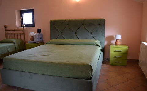 Casa Carletto, Abruzzo: Bed, Meubilair, Slaapkamer, Bedding, Laken, Hout, Verdieping, Flooring, Interieur Ontwerp, Linens